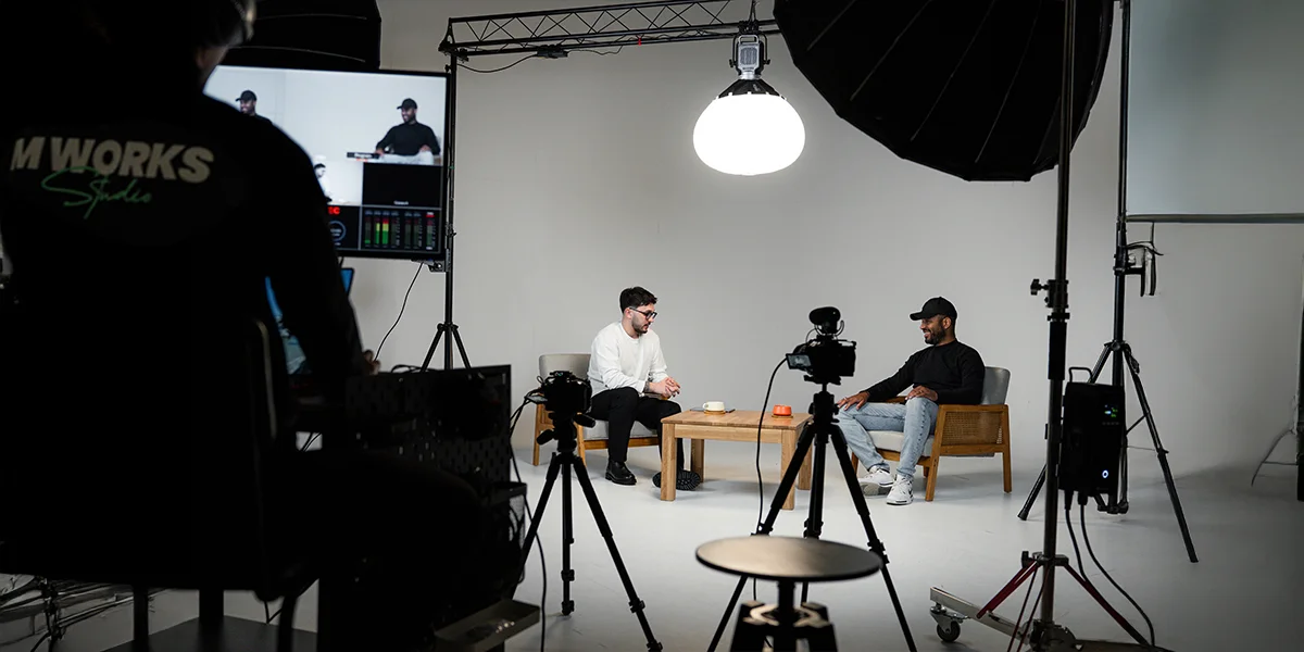 Espace studio photo vidéo prêt pour une interview, projecteurs et trépieds.